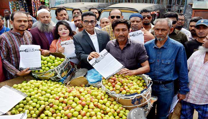 নির্বাচন বাতিলের দাবিতে বরিশাল বিএনপির লিফলেট বিতরণ